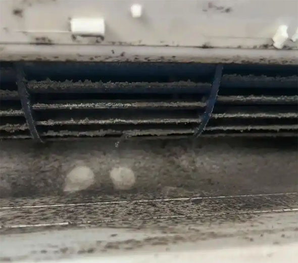 青山空调吹的风有股烧焦味是怎么回事